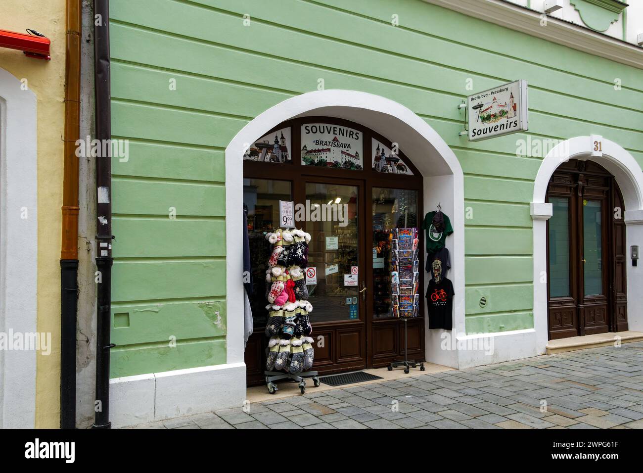 Bratislava, Slovakia Souvenirs Store facciata nella città vecchia. Foto Stock