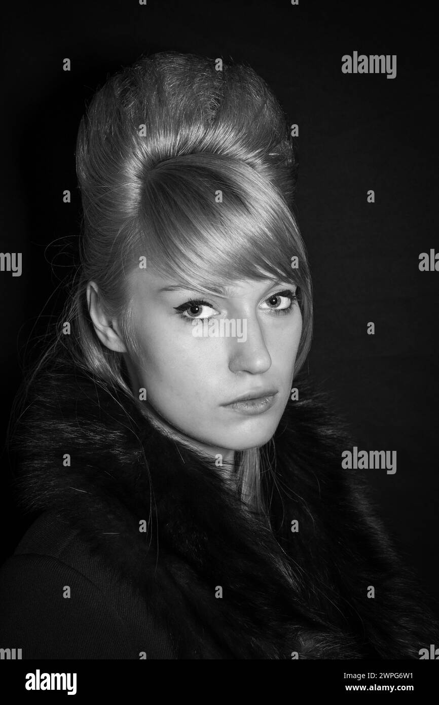 Blonde Mod girl con acconciatura ad alveare che guarda nella fotocamera Foto Stock