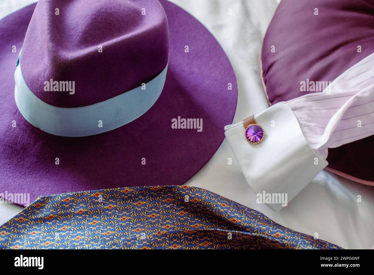 Moda vintage con cappello fedora viola Foto Stock