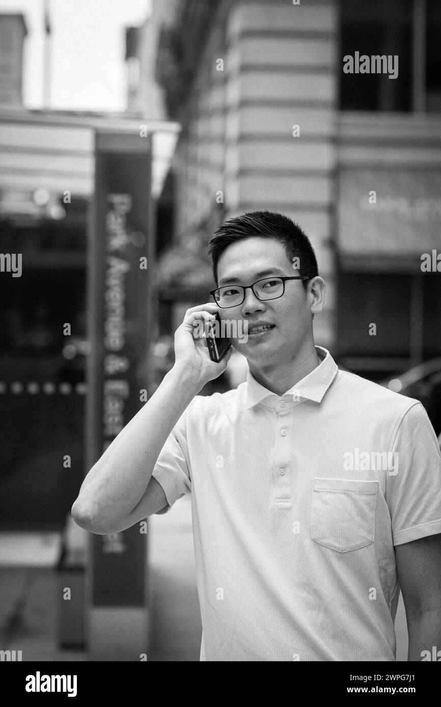 Imprenditore cinese parlando al cellulare Foto Stock