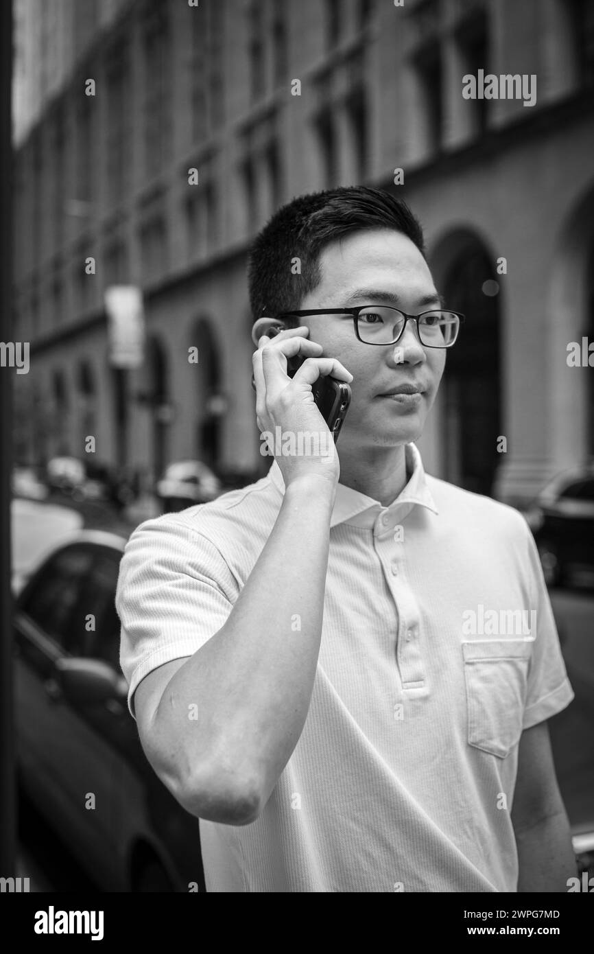 Imprenditore cinese parlando al cellulare Foto Stock