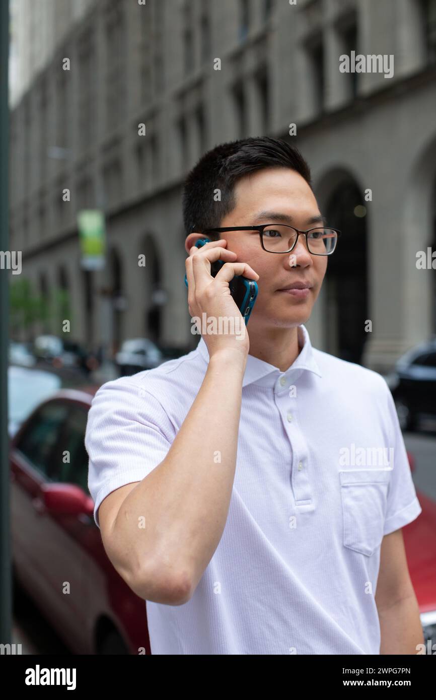 Imprenditore cinese parlando al cellulare Foto Stock