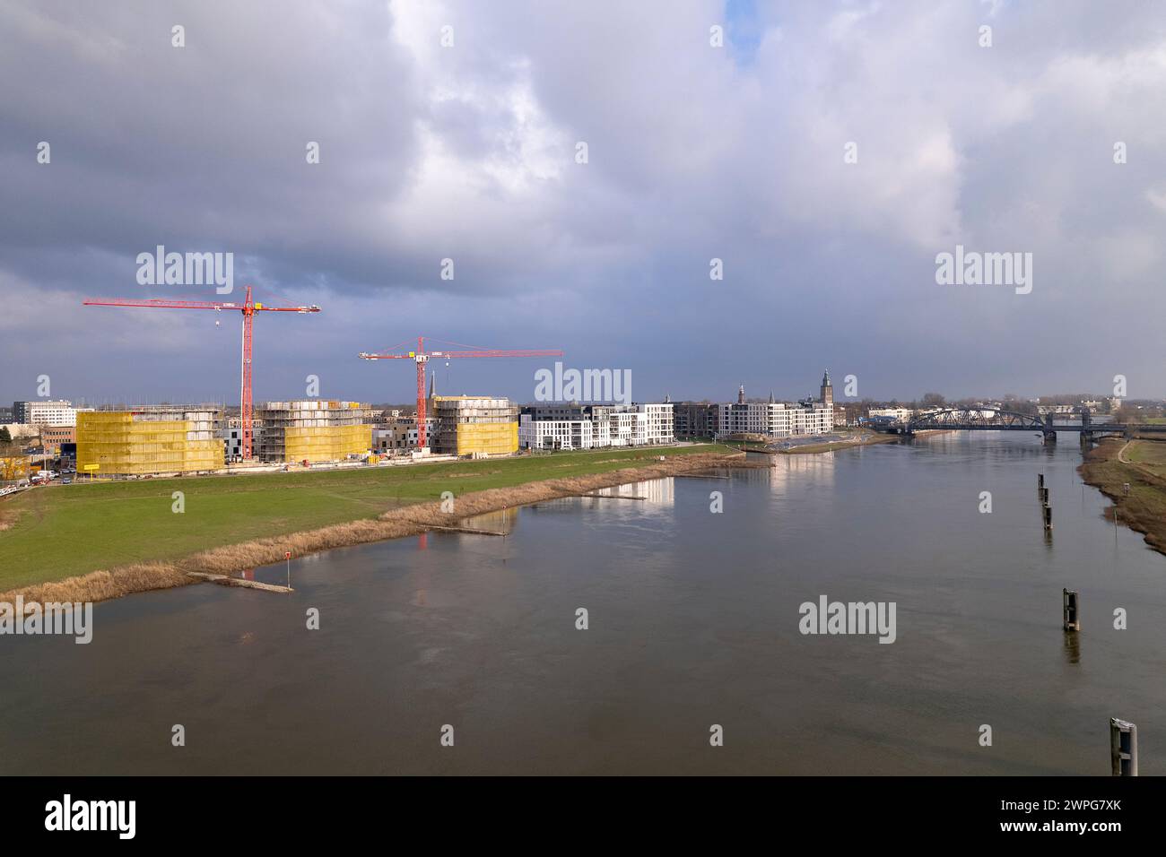 Vista aerea del complesso residenziale di appartamenti in costruzione sul fiume IJssel nell'ex area industriale olandese Foto Stock