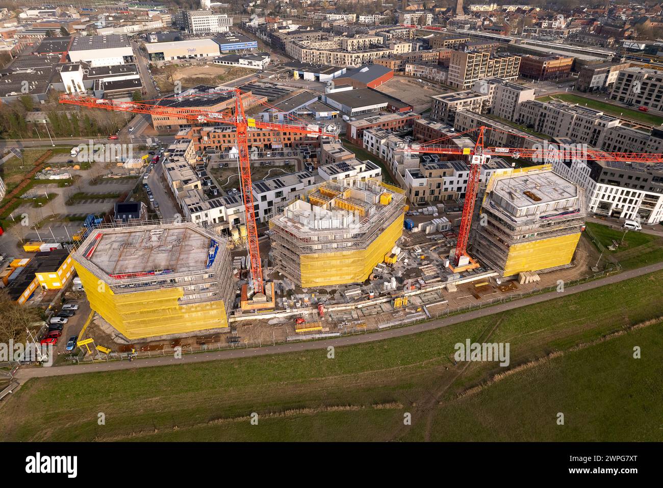 Vista aerea del complesso residenziale di appartamenti in costruzione sul fiume IJssel nell'ex area industriale olandese Foto Stock