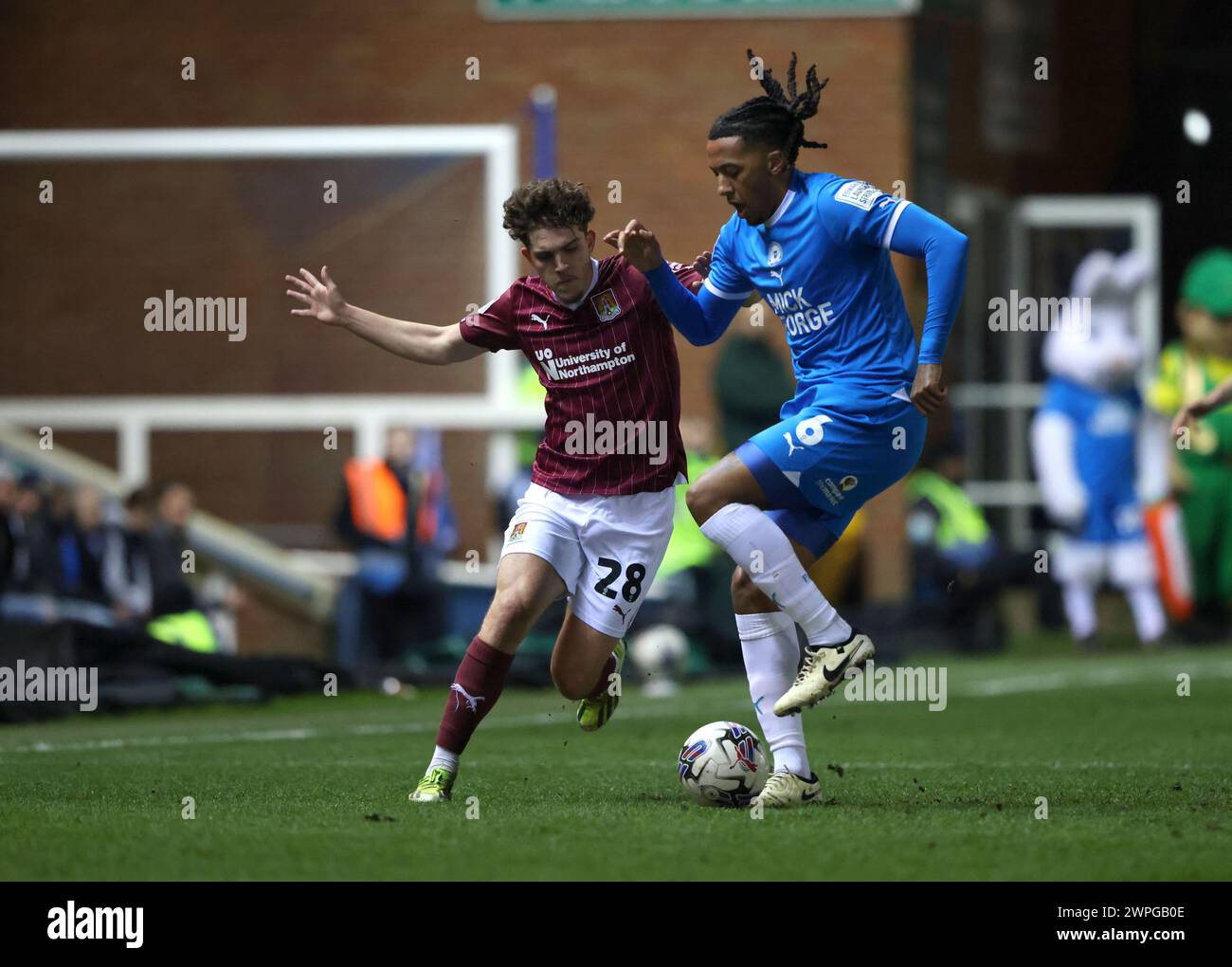 Peterborough, Regno Unito. 5 marzo 2024. Tony Springett (NT) Romoney Crichlow (PU) alla partita Peterborough United vs Northampton Town EFL League One, al Weston Homes Stadium di Peterborough, Cambridgeshire, il 5 marzo 2024. Crediti: Paul Marriott/Alamy Live News Foto Stock