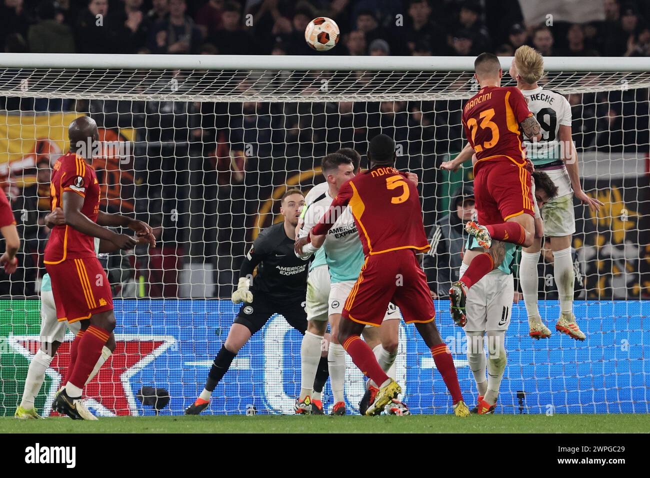 Roma, Italia. 7 marzo 2024. Roma, Italia 07.03.2024: Gianluca Mancini della Roma segna il gol 3-0 e festeggia con la squadra durante la UEFA Europa League 2023-2024, round 16, partita di calcio tra AS Roma vs Brighton e Hove Albion allo Stadio Olimpico di Roma. Credito: Agenzia fotografica indipendente/Alamy Live News Foto Stock