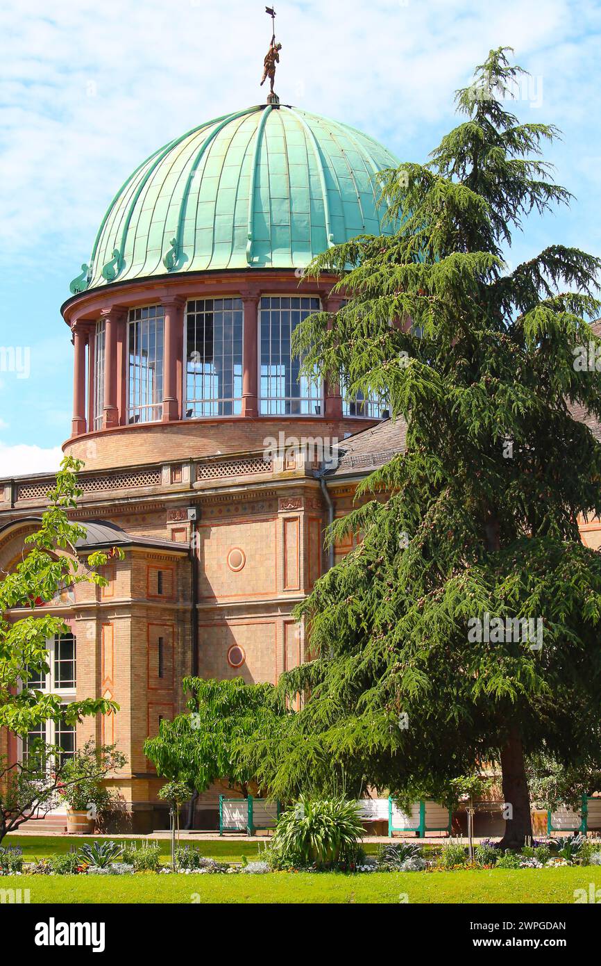 Ammira l'orangeria della galleria d'arte statale dai giardini botanici di Karlsruhe, Germania Foto Stock