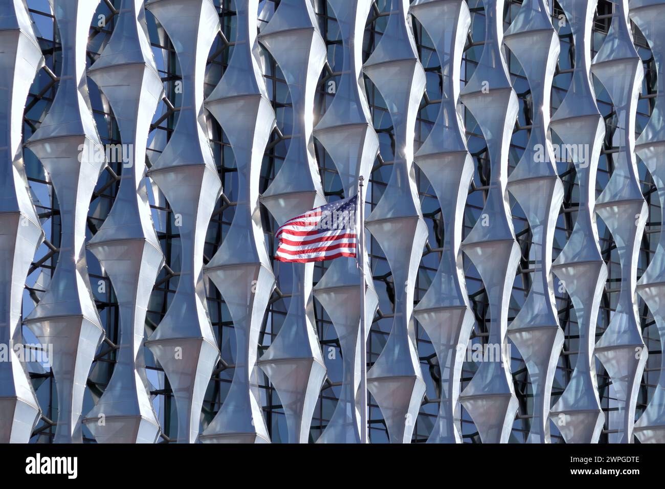 Bandiera americana sventolata presso l'Ambasciata degli Stati Uniti d'America nel Regno Unito, la missione diplomatica degli Stati Uniti a Londra, Nine Elms Foto Stock