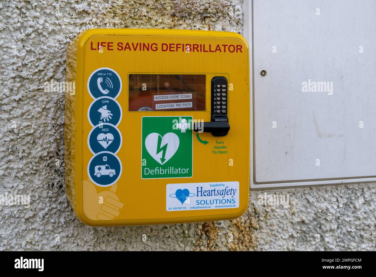 Defibrillatore montato su una parete a West Cork, Irlanda. Foto Stock
