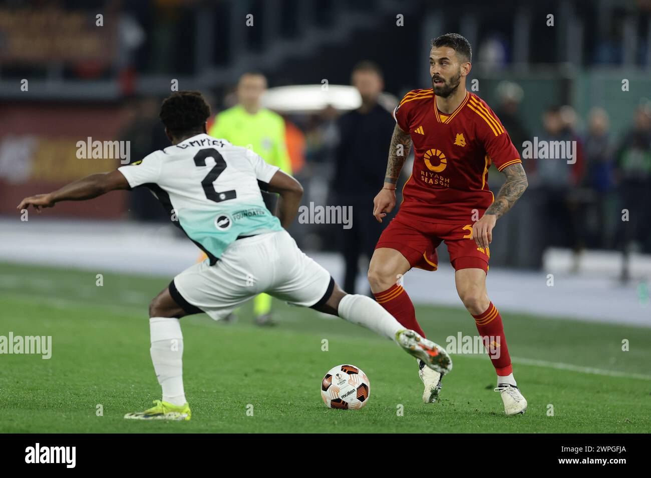 Il difensore italiano della Roma Leonardo Spinazzola sfida per il pallone con il difensore della Sierra Leone di Brighton e Hove Albion Tariq Lamptey durante la partita di andata e ritorno della UEFA Europa League 16 tra AS Roma vs Brighton e Hove Albion allo stadio Olimpico il 7 marzo 2024 a Roma. Foto Stock