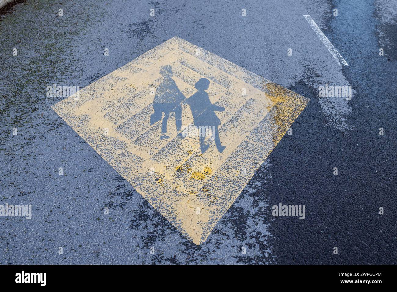 Simbolo di avvertenza stradale che indica la scuola davanti, Irlanda. Foto Stock