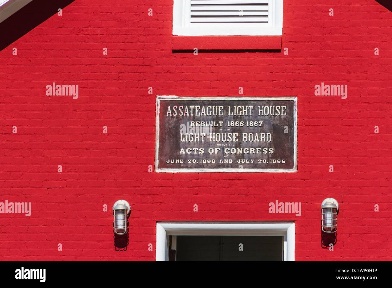 Costruito nel 1833, il faro di Assateague si trova nella parte della Virginia di Assateague Island. La Guardia Costiera ha mantenuto il faro Foto Stock
