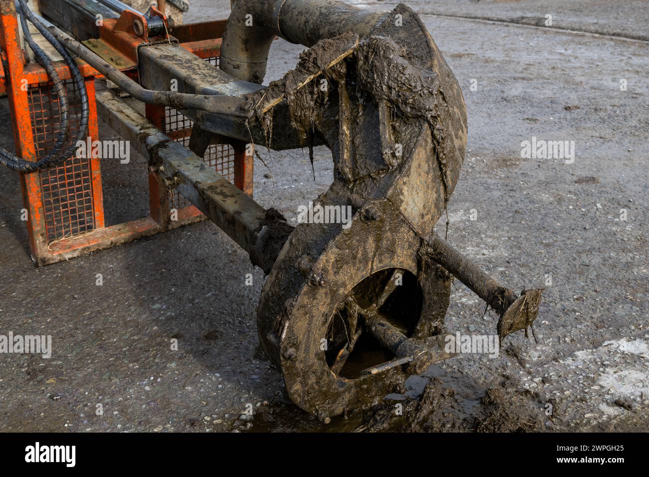 Primo piano di un agitatore per liquami sul retro di un trattore John Deere, Irlanda. Foto Stock