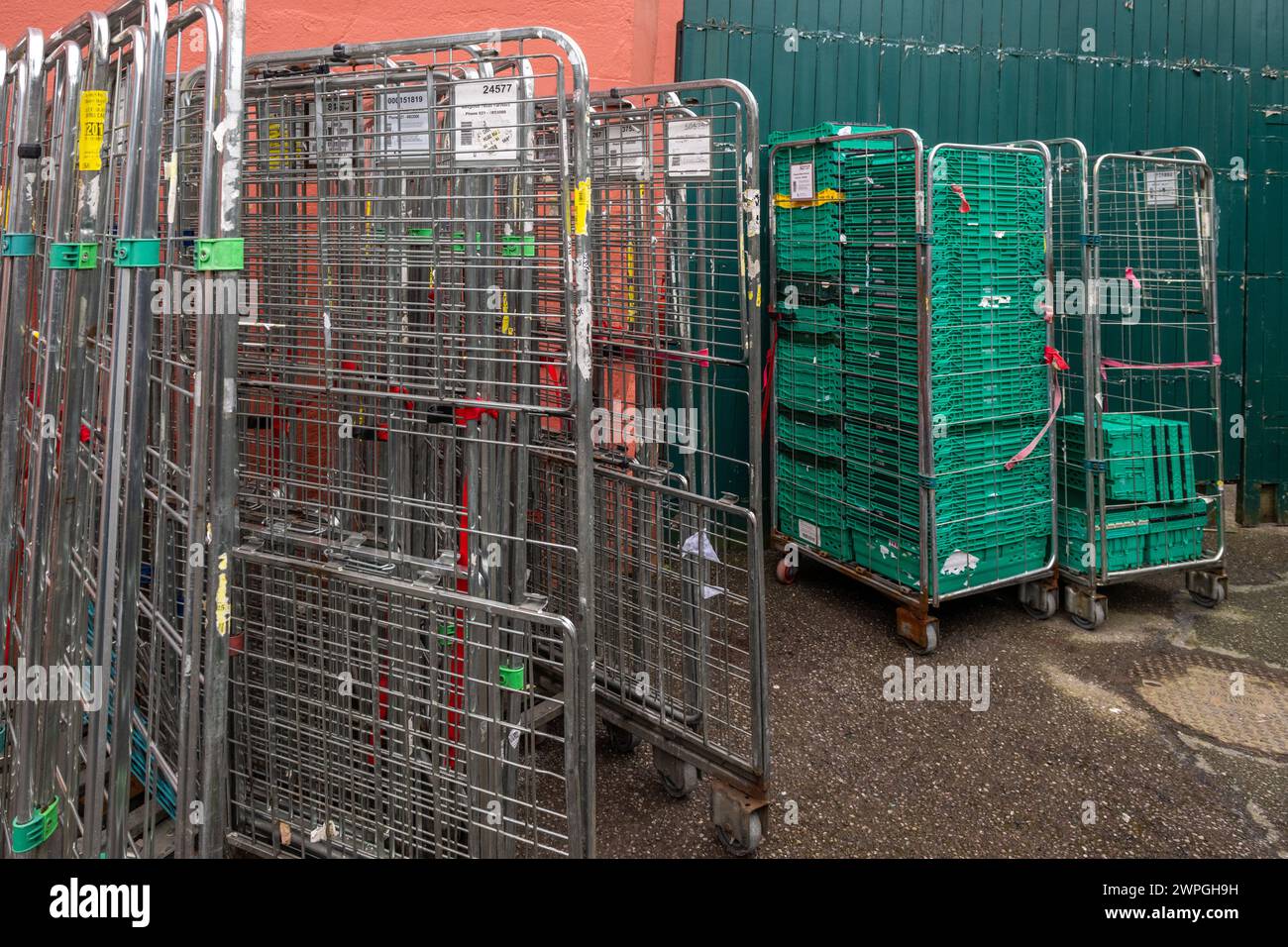 Le gabbie e i vassoi dei supermercati vuoti si trovano sul retro di un'area di consegna dei supermercati in Irlanda. Foto Stock