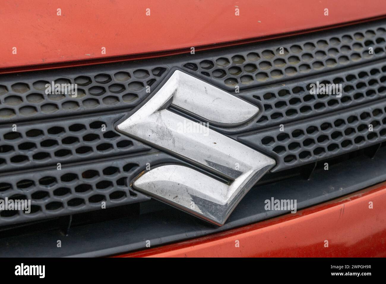 Logo Suzuki sulla griglia di un'auto Suzuki. Foto Stock