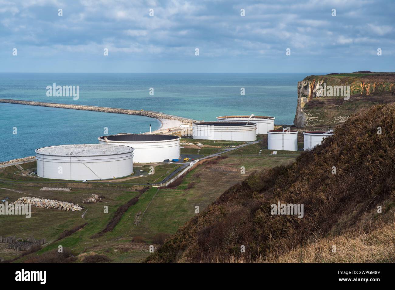 Serbatoi di stoccaggio del petrolio sulla Côte d'Albatre in Normandia, Francia, su un porto in riva al mare Foto Stock