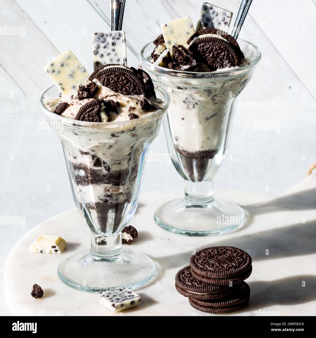 Biscotti dolci e parfait di gelato, pronti per mangiare. Foto Stock