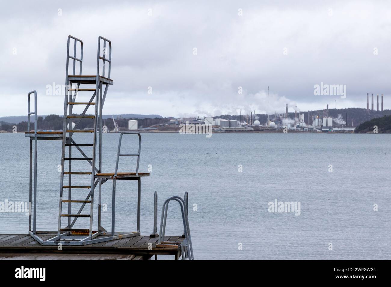 Torre subacquea con complesso industriale in background Foto Stock