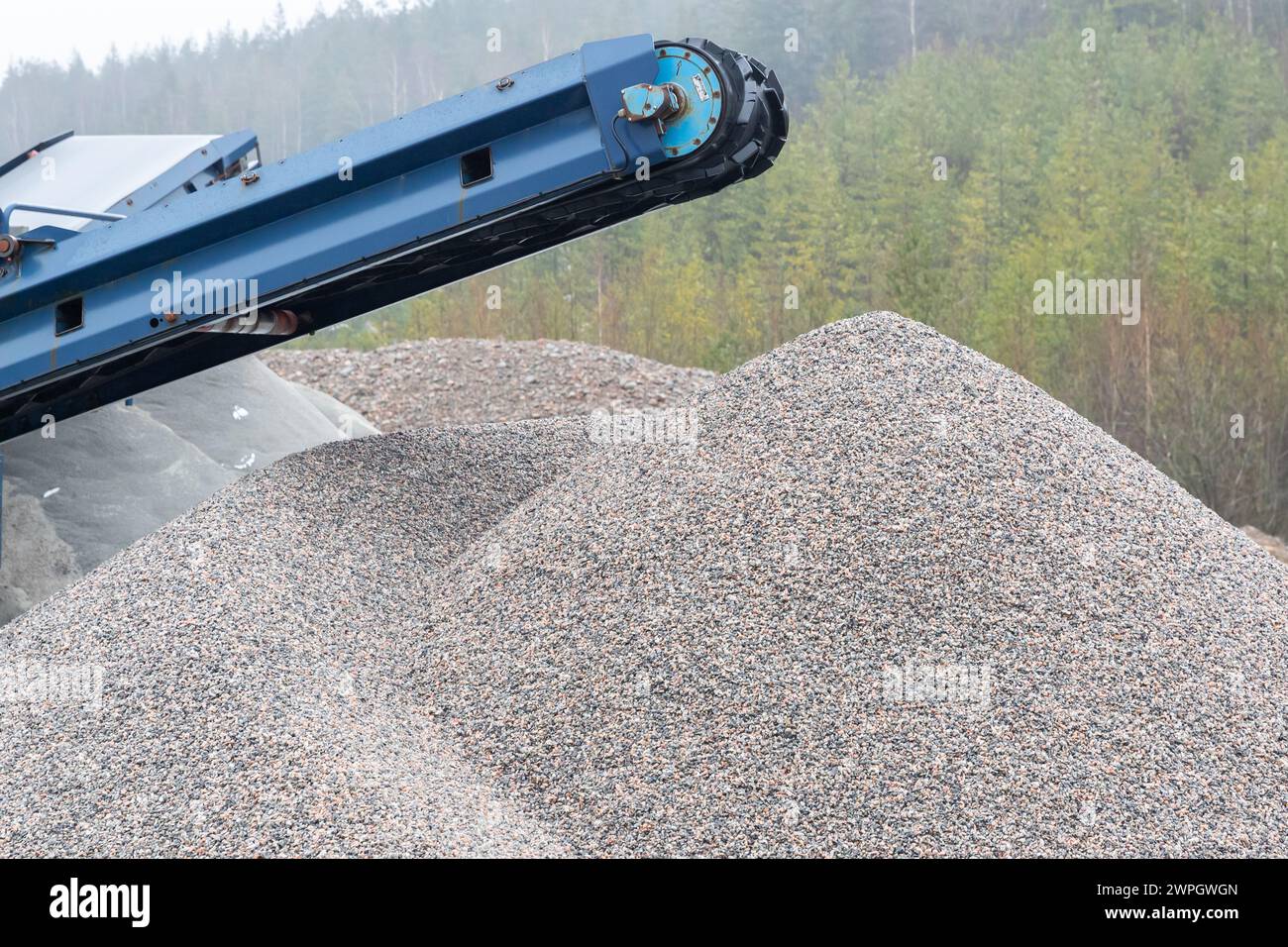 Tumulo di ghiaia e parte del nastro trasportatore industriale Foto Stock