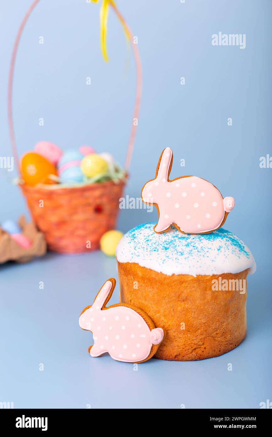 Due pan di zenzero rosa sotto forma di coniglio sulla torta di Pasqua Foto Stock