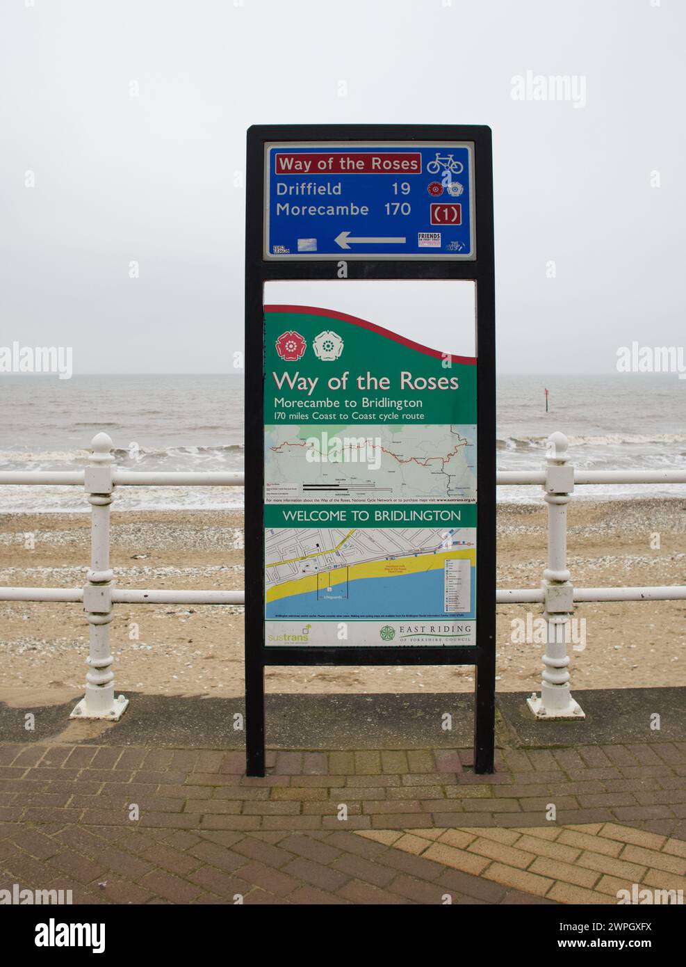 Segnaletica della pista ciclabile Way of the Roses a Bridlington, parte della National Cycle Network Foto Stock