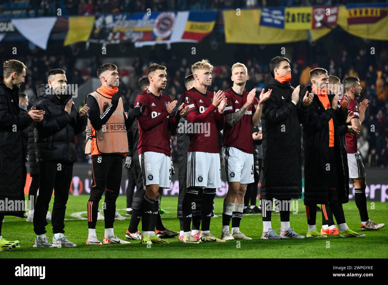 Praga, Repubblica Ceca. 7 marzo 2024. I calciatori dell'AC Sparta Praha, Praga salutano i tifosi dopo la semifinale di apertura dell'Europa League: Sparta vs Liverpool a Praga, Repubblica Ceca, 7 marzo 2024. Crediti: Ondrej Deml/CTK Photo/Alamy Live News Foto Stock