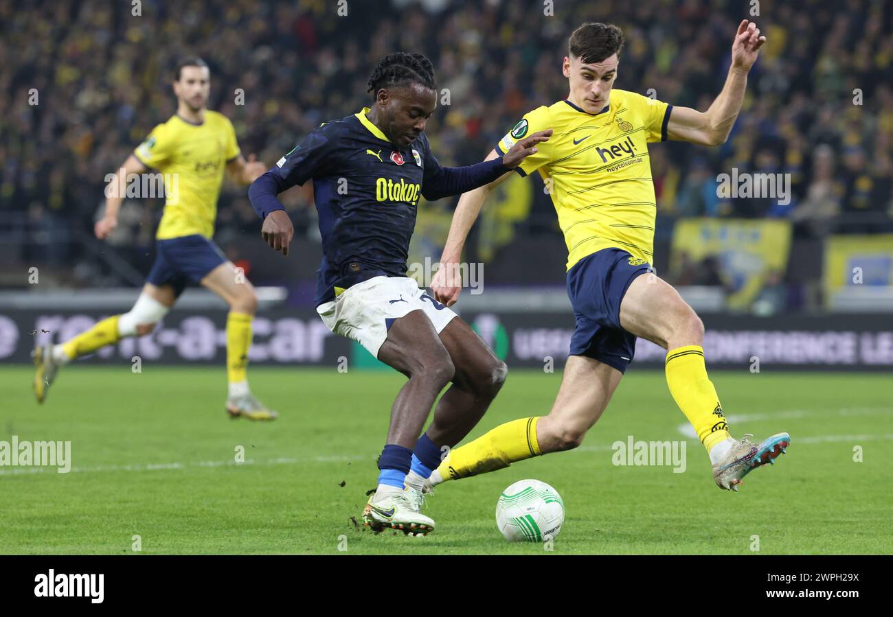 Bruxelles, Belgio. 7 marzo 2024. Bright Osayi-Samuel di Fenerbahce e Ross Sykes dell'Unione combattono per il pallone durante una partita di calcio tra il club belga Royale Union Saint Gilloise e il club turco Fenerbahce, giovedì 07 marzo 2024 a Bruxelles, la prima tappa delle 1/8 finali della UEFA Conference League. BELGA PHOTO VIRGINIE LEFOUR credito: Belga News Agency/Alamy Live News Foto Stock