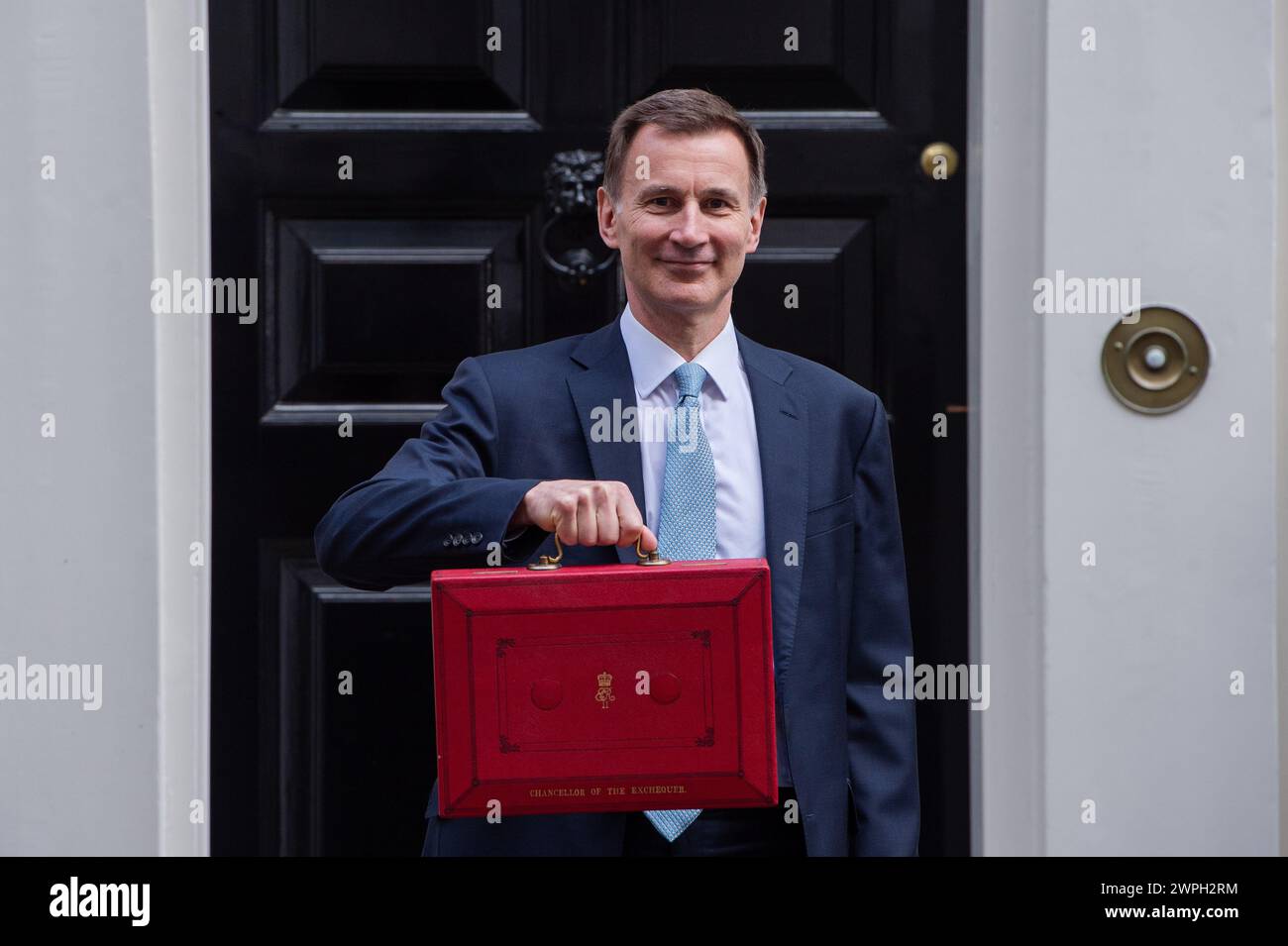 Il Cancelliere dello Scacchiere Jeremy Hunt presenta il budget primaverile con l'iconica "scatola Rossa" all'esterno dell'11 di Downing Street. Foto Stock