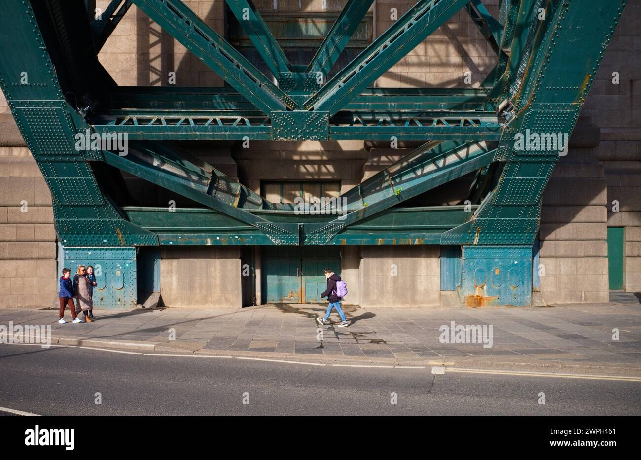 La base del famoso ponte Tyne mostra l'acciaieria e i rivetti Foto Stock