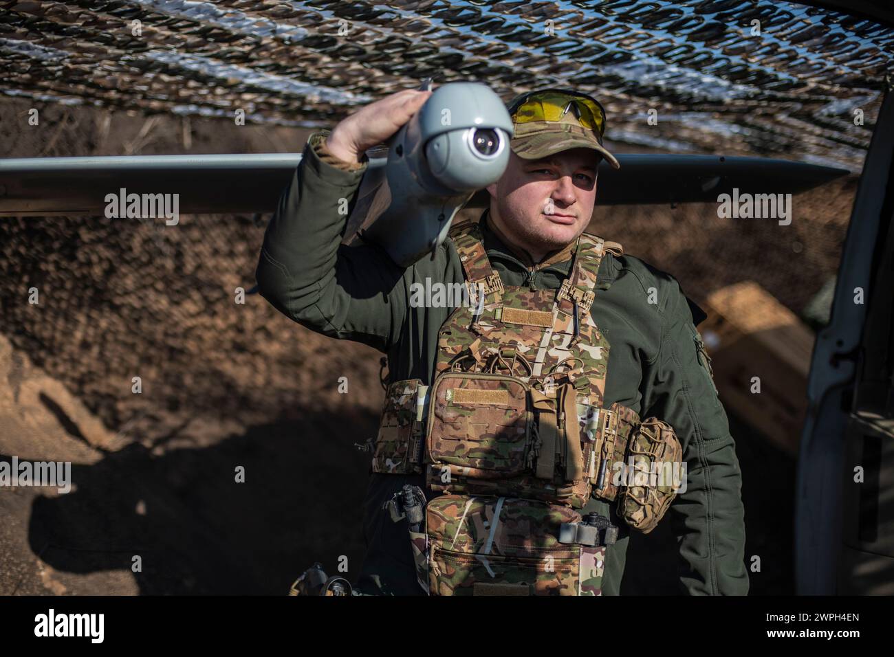 Un membro di un'unità Ucraina di droni da ricognizione "Leleka" della 80th Air Assault Brigade posa per un ritratto in una posizione a Donbas, Ucraina, il 7 marzo 2024. (Foto di /Sipa USA) credito: SIPA USA/Alamy Live News Foto Stock