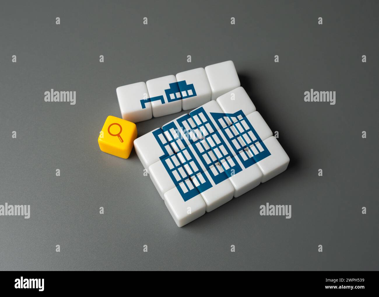 Ispezione e monitoraggio delle aziende. Implica il controllo dei protocolli di sicurezza, dei registri finanziari o delle pratiche ambientali. Proteggere i consumatori, Foto Stock