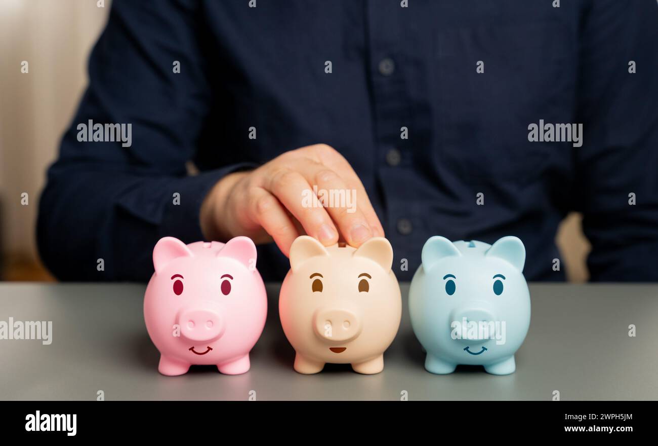 Scegliere il metodo di risparmio migliore. Investite parte del denaro. Investendo una parte del risparmio. Consultare un consulente finanziario. Finanziamento equilibrato personalizzato Foto Stock