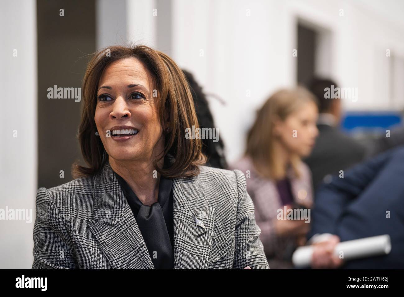 Kamala Harris sorride mentre aspetta dietro le quinte prima di fare un discorso ad un evento. Foto Stock