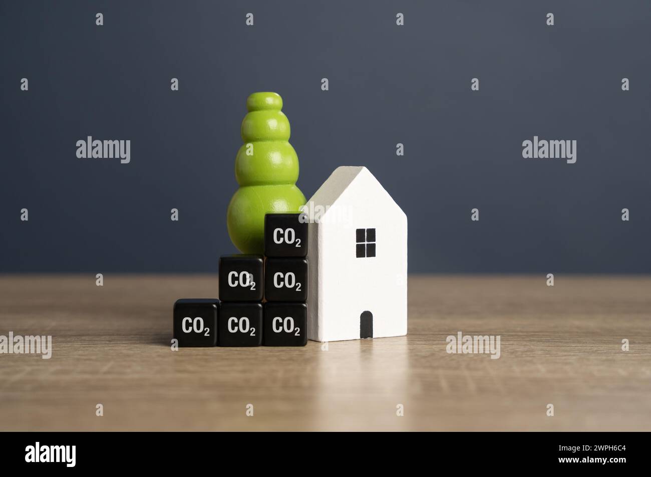 Cubi metrici casa e CO2. Efficienza energetica. Ridurre l'impronta di carbonio e il consumo energetico delle abitazioni. Foto Stock