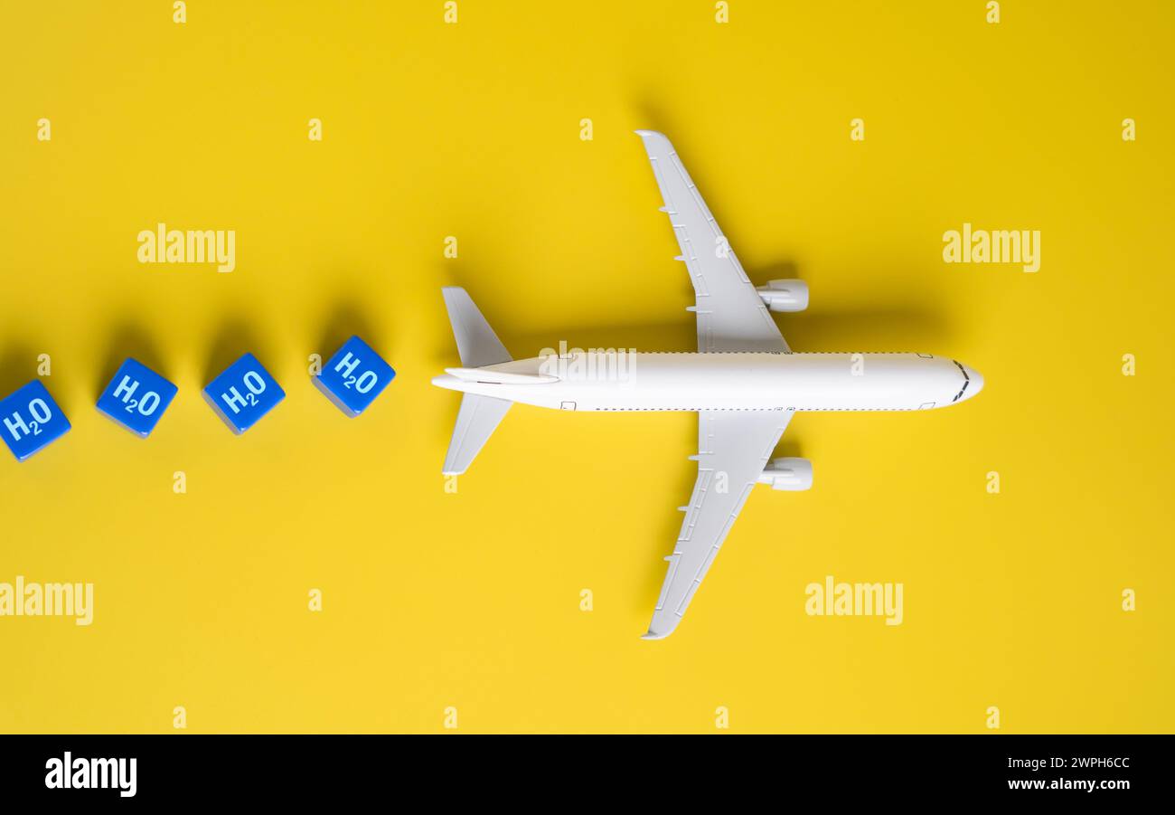 Un aereo aereo alimentato a idrogeno produce vapore acqueo. Aviazione ecocompatibile. Produrre emissioni minime, riducendo significativamente l'airpla Foto Stock