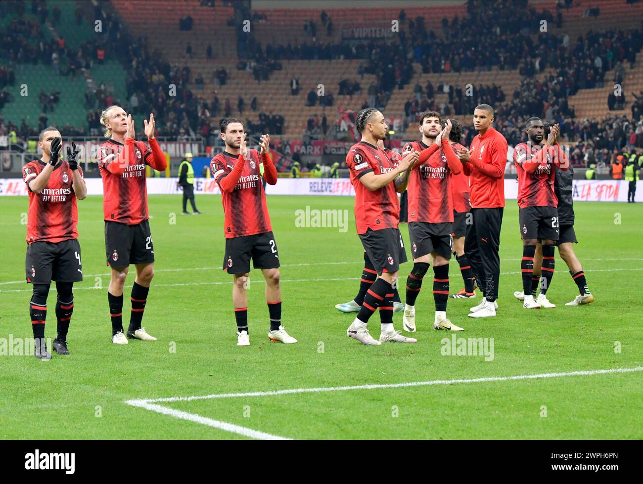 Milano, Italia. 7 marzo 2024. I giocatori dell'AC Milan ringraziano i tifosi dopo la partita di UEFA Europa League tra l'AC Milan e lo Slavia Praga al San Siro di Milano. (Photo Credit: Gonzales Photo/Alamy Live News Foto Stock