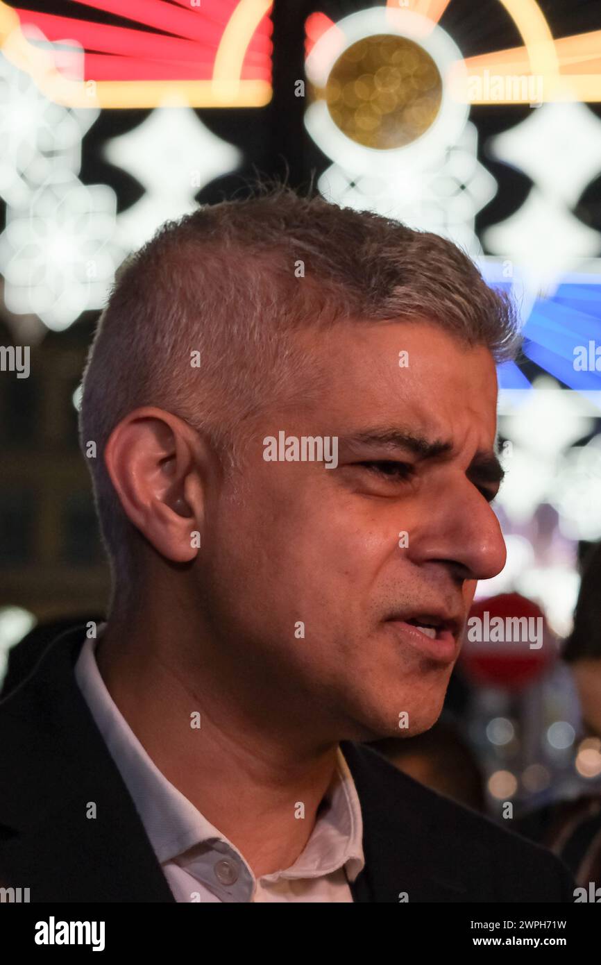 Londra, Regno Unito, 7 marzo 2024. Il sindaco di Londra, Sadiq Khan accende le luci del Ramadan nel West End, prima del mese sacro islamico del digiuno. Credito: Fotografia dell'undicesima ora/Alamy Live News Foto Stock