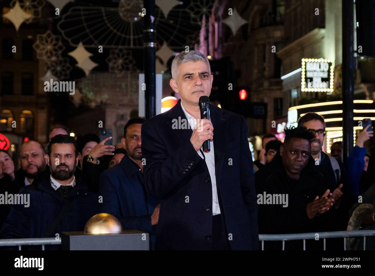 Londra, Regno Unito, 7 marzo 2024. Il sindaco di Londra, Sadiq Khan accende le luci del Ramadan nel West End, prima del mese sacro islamico del digiuno. Credito: Fotografia dell'undicesima ora/Alamy Live News Foto Stock