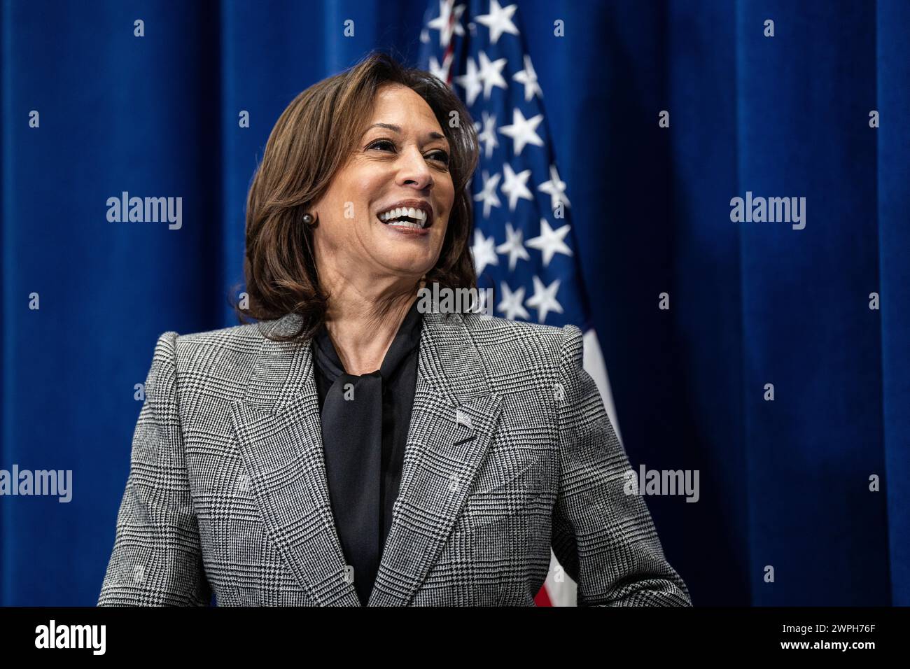 La Vicepresidente Kamala Harris sorride nel backstage prima di parlare ad un evento. Foto Stock