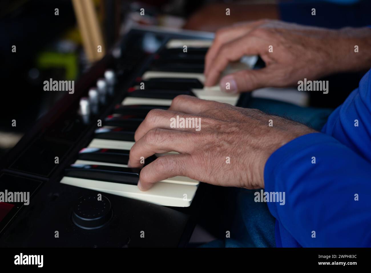 Tastierista con le mani che fanno accordi. Musicista professionista. Foto Stock