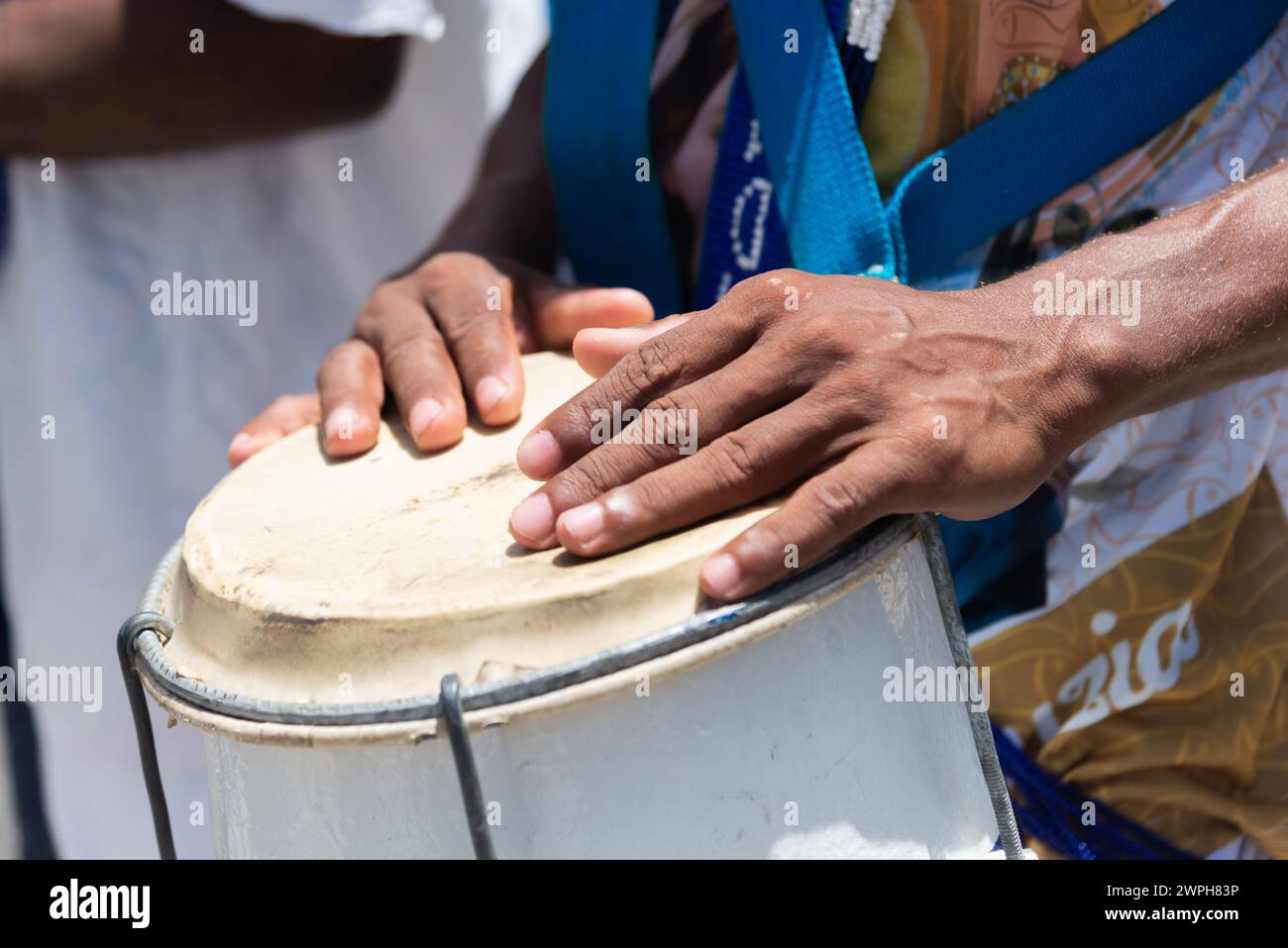 Mani percussioniste che suonano atabaco. Musica africana. Strumento a percussione. Foto Stock