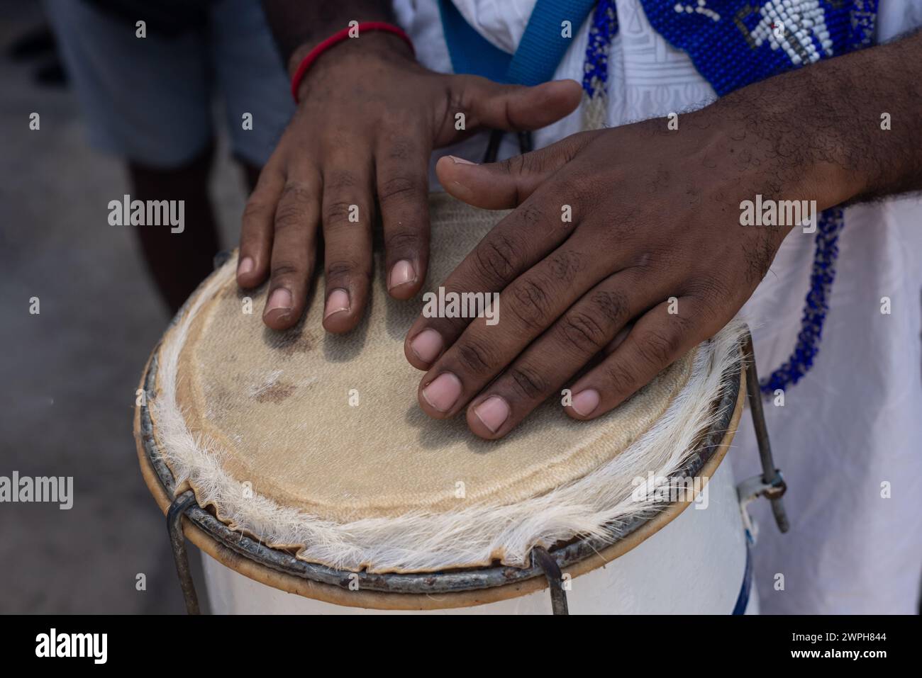 Mani che giocano ad atabaco. Musica africana. Strumento a percussione. Foto Stock