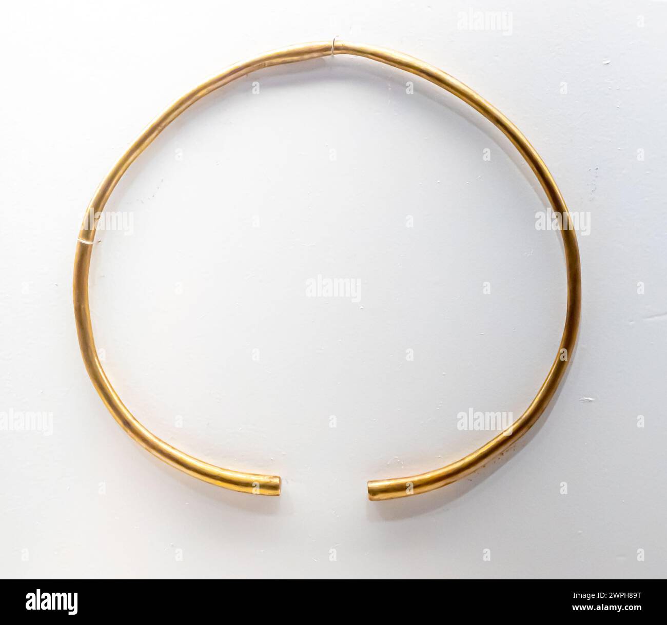 Torq d'oro, anello da collo, vi-V secolo a.C., Besoba, Kazakistan occidentale Foto Stock