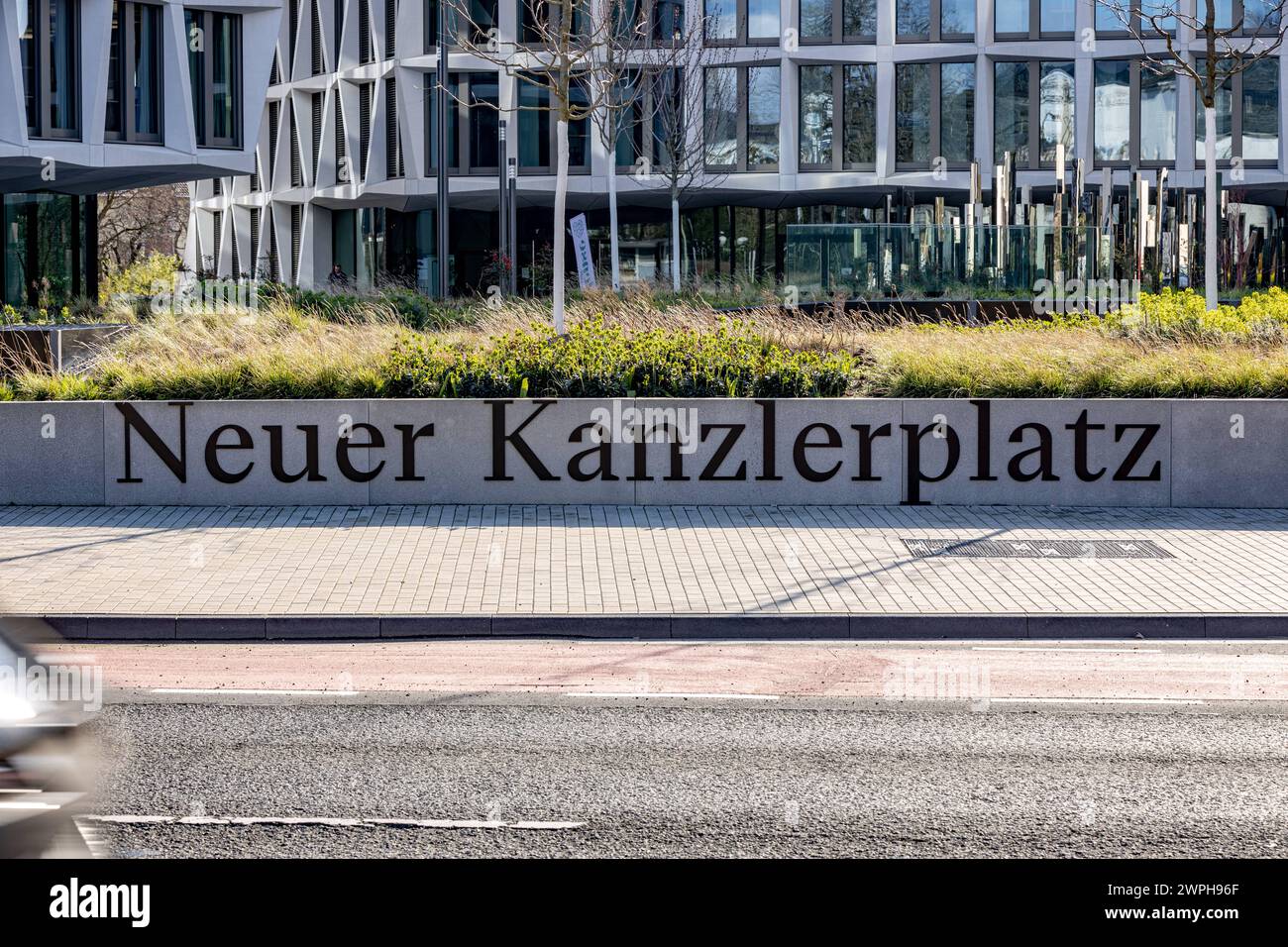 DAS Stadtquartier Neuer Kanzlerplatz mit einem 102 Meter hohem Bürogebäude Hat bereits namhafte Mieter, wie die Postbank eine Niederlassung der Deutsche Bank AG sowie die Bundeszentrale für politische Bildung bpb in bester Lage am ehemaligen Regierungsviertel von Bonn. Ein Bauprojekt der Art-Invest Real Estate wurde 2023 fertiggestellt. 06.03.2024 Bonn Gronau NRW Deutschland *** il quartiere urbano di Neuer Kanzlerplatz, con un edificio per uffici alto 102 metri, ha già affittuari ben noti, come Postbank, una filiale di Deutsche Bank AG e l'Agenzia federale per l'educazione civica bpb in una posizione privilegiata Foto Stock