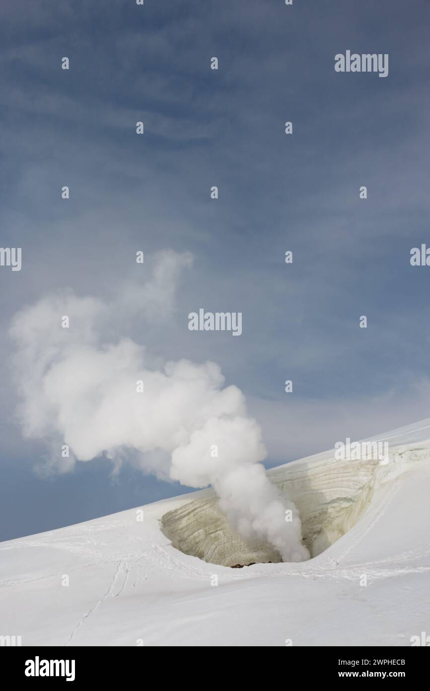 Nuvole di vapore che si innalzano da uno sfogo vulcanico attivo, il Parco Nazionale Daisetsuzan, Giappone Foto Stock