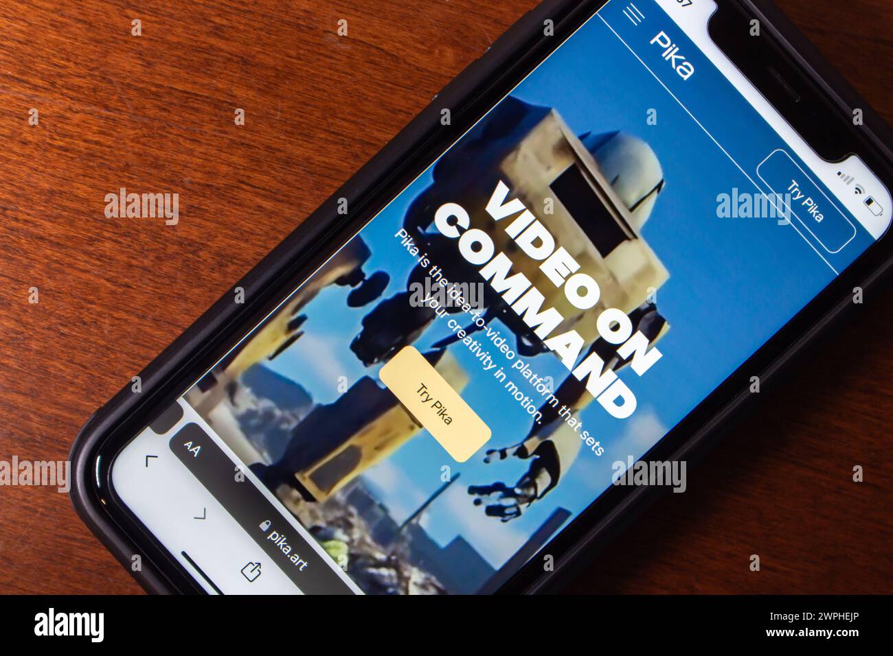 Sito web di Pika (Pika.ART) visualizzato sullo schermo di un iPhone. Pika è la piattaforma video su comando, idea-to-video che mette in moto la tua creatività. Foto Stock