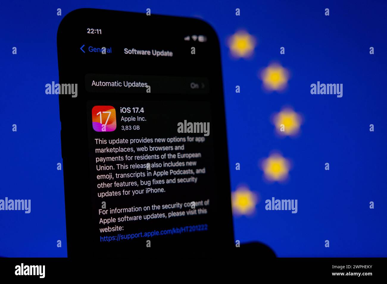 Azzorre, Portogallo - 07.03.2024: Aggiornamento iPhone iOS 17,4 alla conformità europea. IPhone è un marchio Apple. Utenti iPhone in Europa per conformarsi all'UE Foto Stock