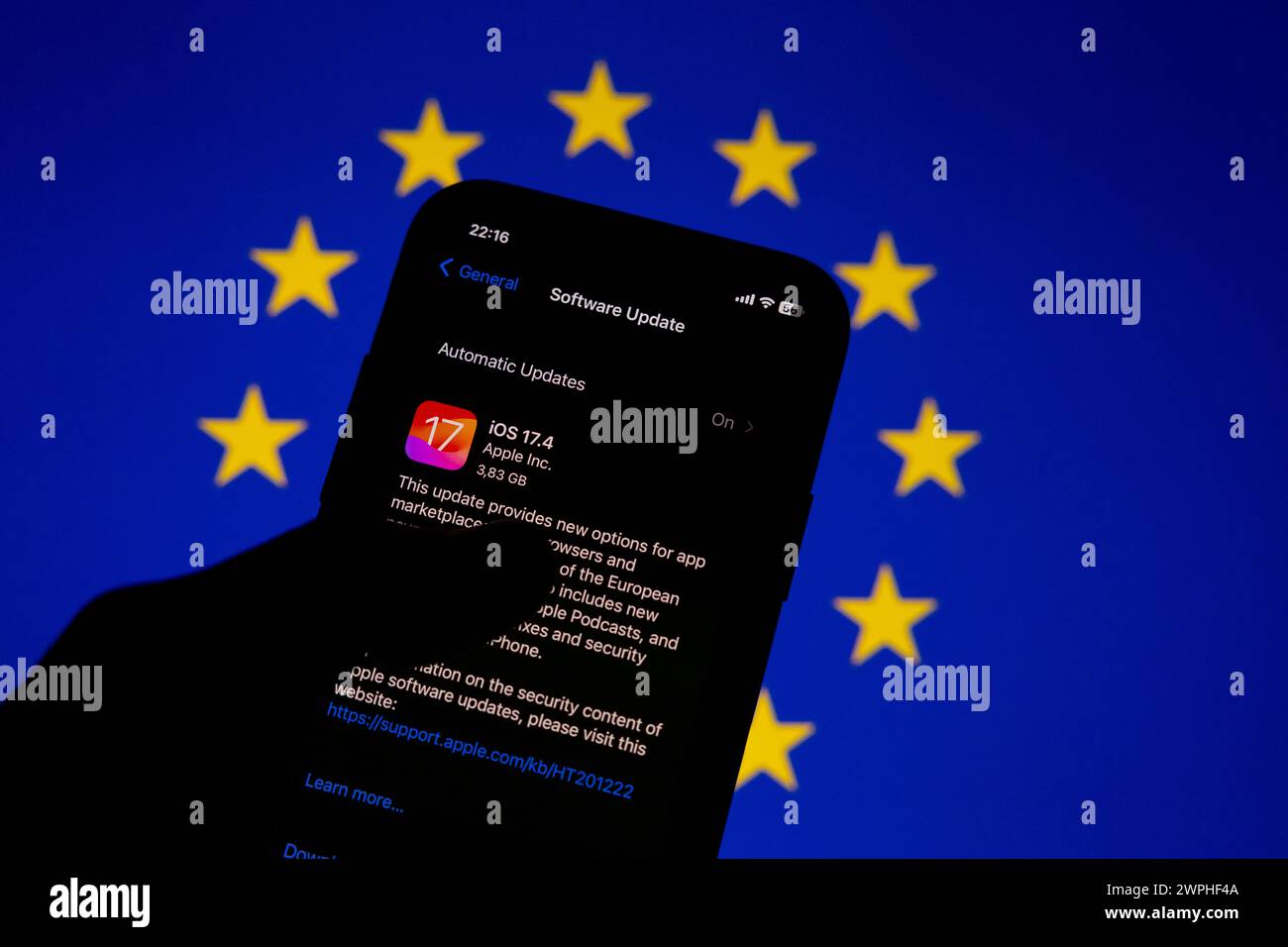 Azzorre, Portogallo - 07.03.2024: Aggiornamento iPhone iOS 17,4 alla conformità europea. IPhone è un marchio Apple. Utenti iPhone in Europa per conformarsi all'UE Foto Stock