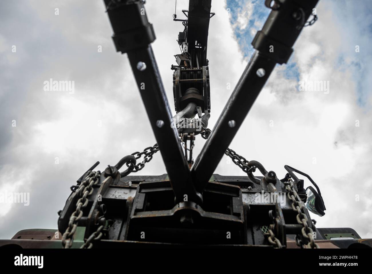 Un veicolo di recupero pesante a ruote della forza di autodifesa terrestre giapponese assegnato alla 15th Logistics Support Unit, 15th Brigade, Western Army, solleva un veicolo tattico di ricambio medio assegnato al Combat Logistics Battalion 4, Combat Logistics Regiment 3, 3rd Marine Logistics Group, durante uno scambio bilaterale di operazioni di recupero nella Eastern Training area, Camp Hansen, Okinawa, Giappone, 5 febbraio, 2024. lo scambio bilaterale delle operazioni di recupero era tra i membri del servizio della JGSDF con la 15th LSU e i Marines degli Stati Uniti con la CLB-4; e faceva parte di un'esercitazione sul campo di battaglione che provava un'opera logistica cruciale Foto Stock