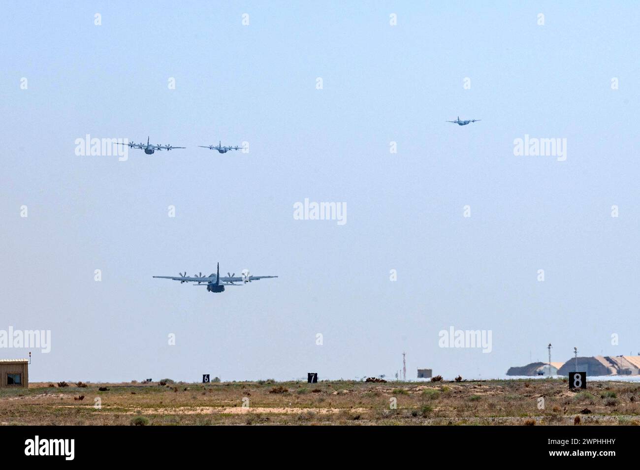 Quattro aerei C-130J Super Hercules della U.S. Air Force carichi di aiuti umanitari diretti per il lancio su Gaza decollano da un luogo sconosciuto nel sud-ovest asiatico, 7 marzo 2024. L'assistenza umanitaria degli Stati Uniti comprendeva 38.000 pasti Halal pronti da mangiare destinati ai civili a Gaza colpiti dal conflitto nella regione. (Foto U.S. Air Force) Foto Stock